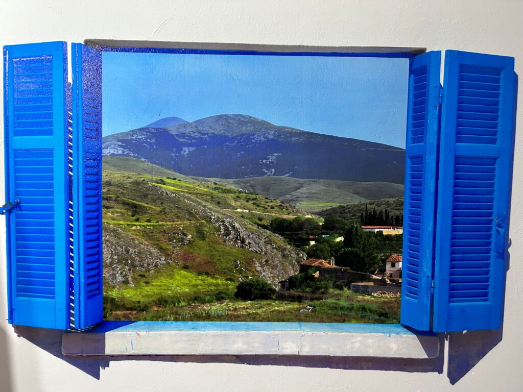 Mural de ventana abierta con vistas al monte Moncayo en Soria